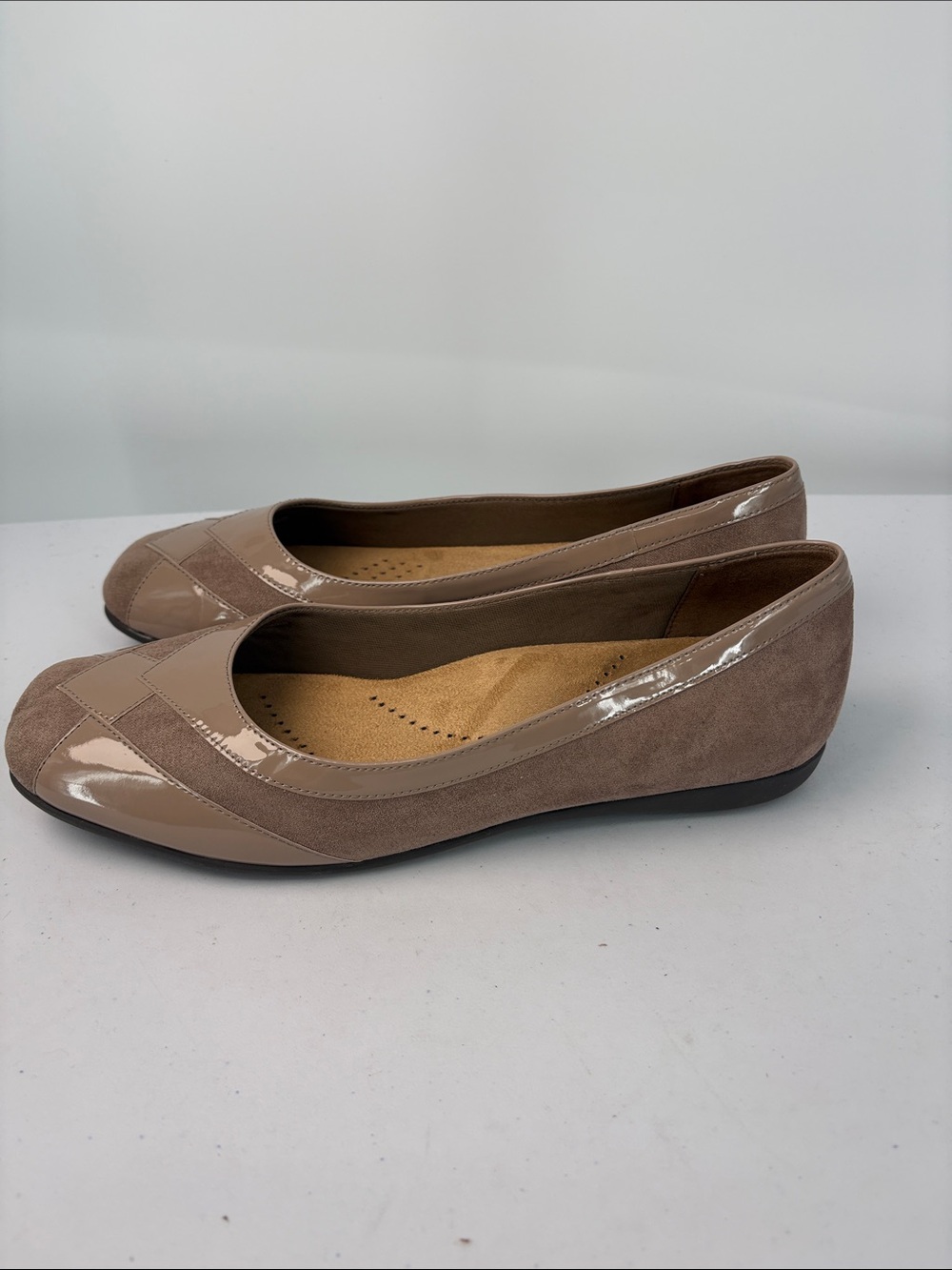 🗑️ Trotters 11W Taupe Patent and fabric Ballet Flats
